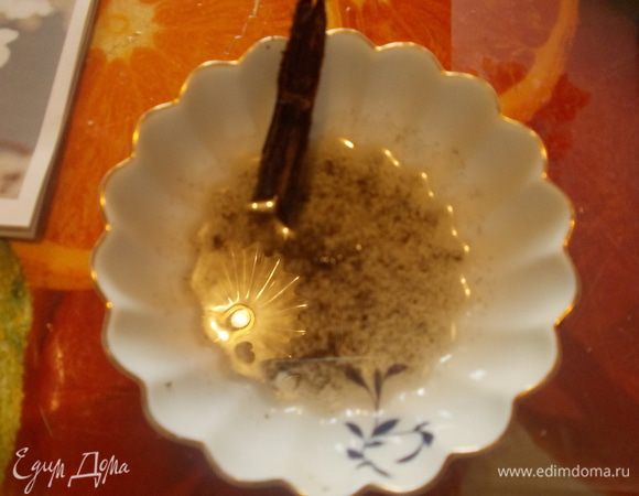 стручок ванили разрезать в длину и выскрести мякоть,смешать ее с растительным маслом,приправить перцем.филе вымыть,насухо промокнуть и смазать маринадом,укрыть салфеткой и примерно на 30 минут убрать в холодильник.