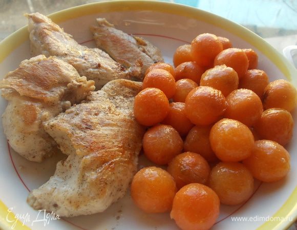 растопить в кастрюле сливочное масло припустить на нем 3 минуты морковь,добавить мед и припустить ещё 3 минуты.моркошка готова.далее  прогреть сковороду без масла и обжарить на ней филе(приправить солью) в маринаде,с каждой стороны по 4 минуты.выложить на блюдо и подавать.Приятного аппетита!