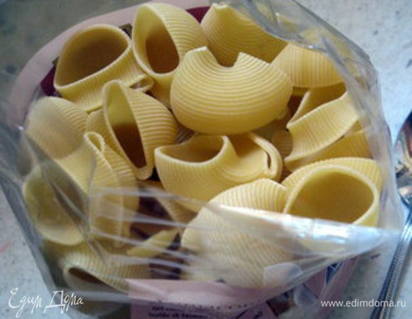 Отварить лумакони в подсолённой воде на 2 минуты меньше времени, указанного на упаковке