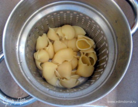 Слить и охладить под струёй воды, чтобы остановить процесс варки.

