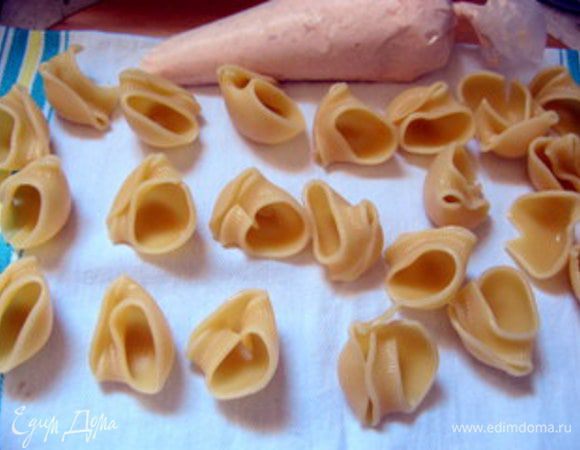 Выложить лумакони на кухонное полотенце и подсушить слегка.