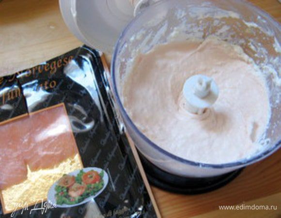 Приготовить начинку. В блендере перемолоть копчёного лосося с рикоттой и небольшим кусочком порея. Поперчить по вкусу. Добавить панировочные сухари и тёртый сыр.