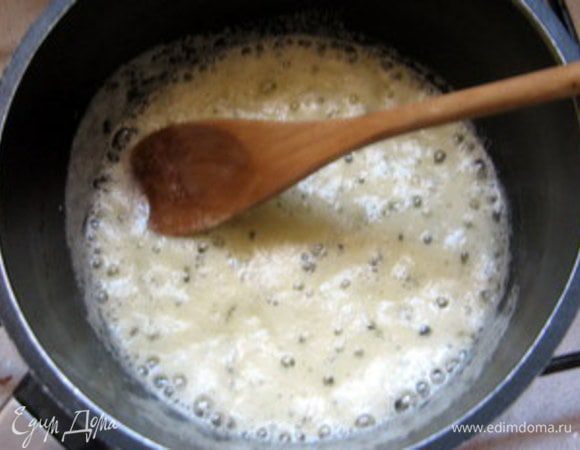 Приготовить соус. Растопить в сотейнике 20 гр сливочного масла. Добавить муку. 

