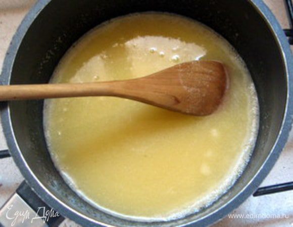 Когда мука приобретёт золотистый оттенок, влить холодный рыбный бульон. Варить соус на среднем огне минут 10, постоянно помешивая.