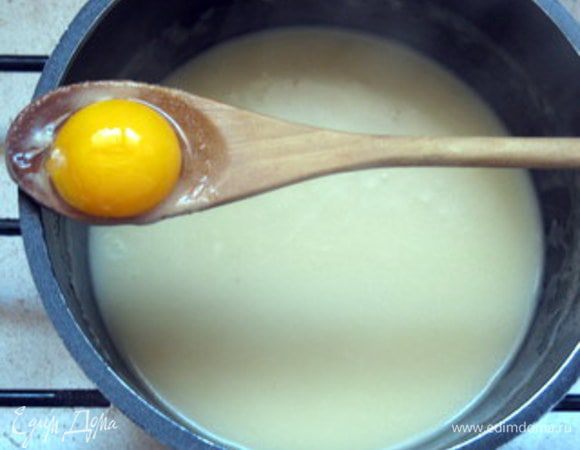 Снять с огня, добавить яичный желток, оставшееся масло и тёртый сыр пармезан.