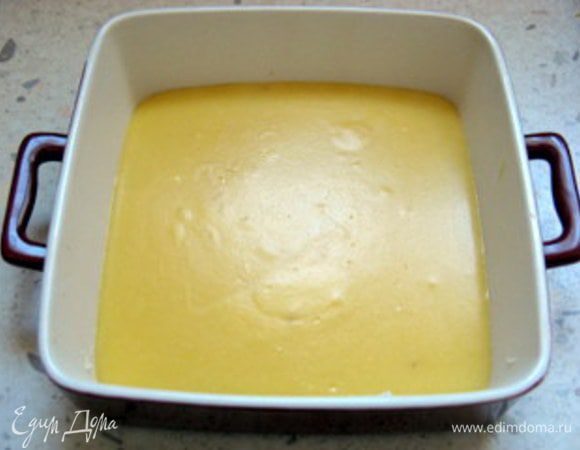 Влить полученный соус в форму для запекания.