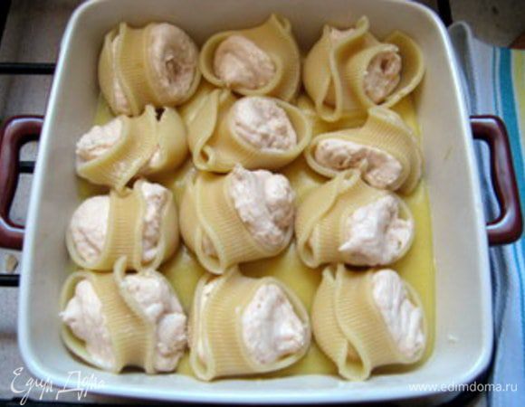 Нафаршировать лумакони с помощью кондитеского мешка начинкой и разместить их в форму на соус.
