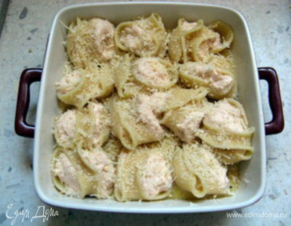 Присыпать тёртым сыром и запекать при 180° около 10-15 минут.

