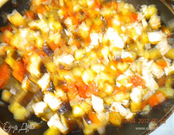 Куриное филе нарезать на кубики и обжарить на растительном масле. Туда же добавить наруезанный лук, баклажан и помидоры нарезанные такими же кубиками, как и мясо. Посолить и поперчить по вкусу.