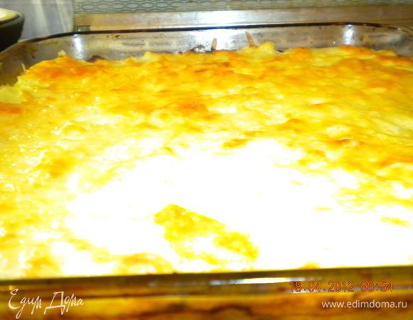 Форму для запекания смазать сливочным маслом, выложить слоями:
1й слой смесь овощей и курицы;
2й слой толчоный картофель;
3й слой тертый сыр.
Ставим в духовку не надолго (все ингридиенты уже практически готовы). 
Запеканка готова! Приятного аппетита!!!