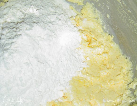 Начинаем с приготовления теста, для этого растираем сливочное масло и желток, затем добавляем муку,соль и воду, замешиваем тесто и отправляем его в холодильник на полчаса, предварительно завернув в пищевую пленку.
Пока тесто отдыхает готовим начинку. У помидоров отрезаем нижнюю часть, вынимаем мякоть, солим и перчим. Лук измельчаем и обжариваем до золотистого цвета на сливочном масле, затем добавляем фарш и обжариваем до готовности, солим и добавляем специи(на Ваш вкус).
Раскатываем тесто, выкладываем его в смазанную маслом форму, делаем бортики. Помидоры наполняем фаршем и выкладываем на тесто срезом вниз.
Яйца взбиваем со сливками, добавляем мякоть помидоров и измельченную зелень, солим по вкусу, перемешиваем и заливаем этой смесью помидоры.
Запекаем при температуре 180-190 гр. 30-40 минут.
Приятного аппетита!!!