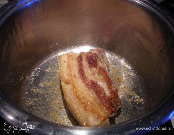 Грудинку хорошо обжарить со всех сторон в кастрюле. Если возьмете копченую, вкус супа будет еще лучше. В оригинале именно копченая, а у меня как раз копченой не было, а супа хотелось:) 