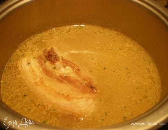 Влить в кастрюлю горячий бульон (воду). Довести до кипения и варить на маленьком огне под закрытой крышкой 30 мин.