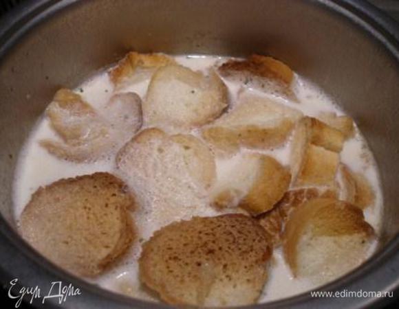 Молоко вскипятить и добавить в суп. Накрываем крышкой, снимаем с огня и оставляем на 10-15 мин.