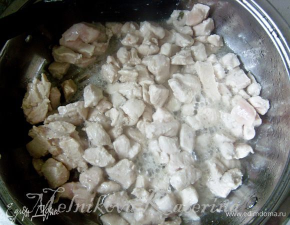 Рис отварить с добавлением щепотки соли. Куриное филе нарезать на мелкие кусочки. На растительном масле обжарить куриное филе 5-7 минут. Переложить на тарелку.  