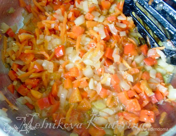 Нарезать мелко лук. Морковь натереть на терке. Нарезать кубиками болгарский перец. На этой же сковороде обжарить лук с морковью несколько минут, затем добавить перец и также тушить несколько минут.  