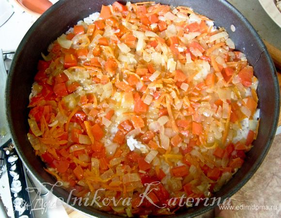  На рис выложить овощи. 