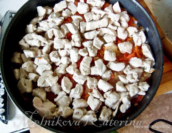 На овощи выложить куриное филе. На куриное филе выложить кукурузу. 