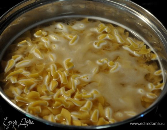 Поставить воду, подсолить и довести до кипения,высыпать яичную лапшу и варить как сказано в инструкции до готовности.