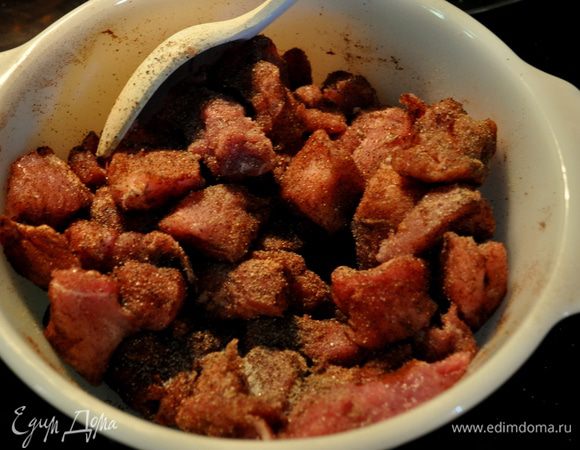 Порезанную свинину смешать с 1 стол.л паприки,посолить и поперчить.