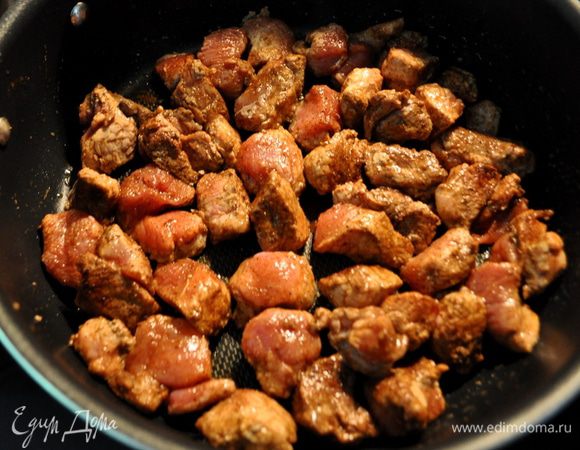 Разогреть сковороду  с 1стол.л олив.масла выложить свинину и жарить примерно 3-5мин.на сред. высоком огне.Если у вас не филейная часть свинины,то жарить дольше.Затем выложить ее на тарелку отдельную.