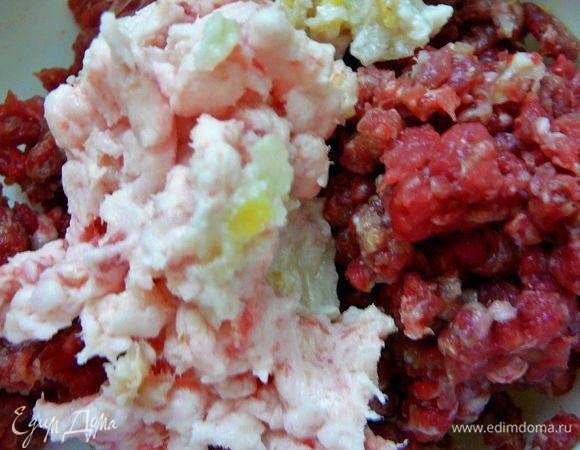 Телятину,сало и лук перекрутить на мясорубке с крупной решеткой.
