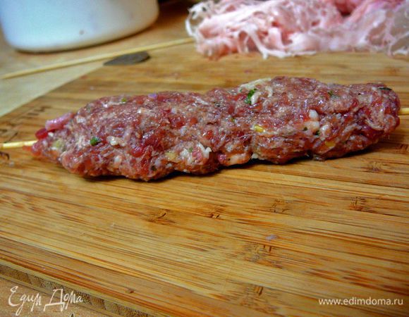 Взять небольшое количество фарша,размять его,уложив вдоль шампур,защипать края прижимая плотно со всех сторон получившуюся колбаску к шампуру.