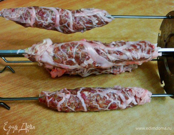 Отправить в заранее разогретую духовку до 180 запекаться до готовности или на мангал.Я отправила под гриль на крутящемся вертеле.