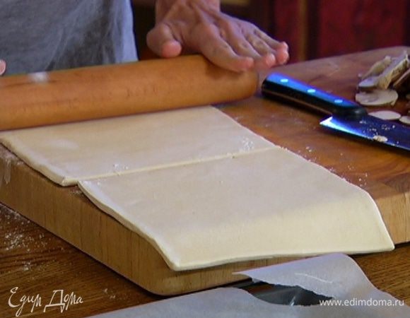 Тесто предварительно разморозить и слегка раскатать.