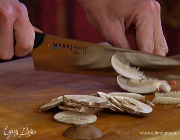 Шампиньоны нарезать тонкими пластинками, помидор — кружками.