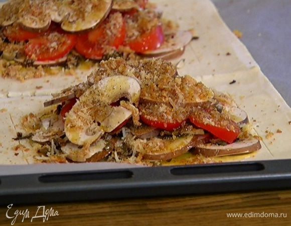 Сухари смешать с половиной пармезана и посыпать тарты.