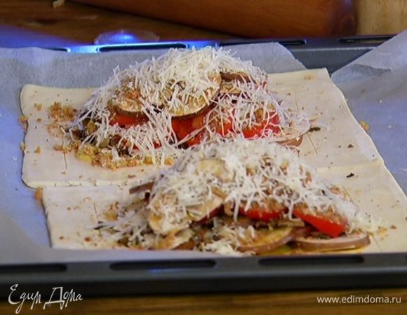 Сбрызнуть оливковым маслом (примерно 1/2 ст. ложки на каждый тарт), посолить, поперчить, посыпать оставшимся пармезаном.