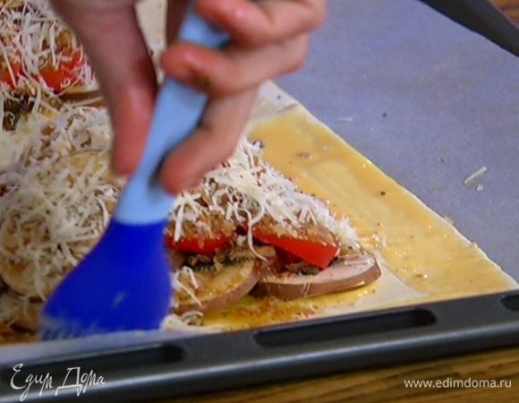 Желток слегка взбить вместе со сливками и смазать бортики тартов.