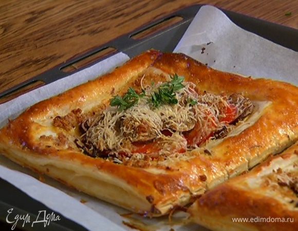 Готовые тарты сбрызнуть оставшимся оливковым маслом и украсить веточками тимьяна. Подавать теплыми.