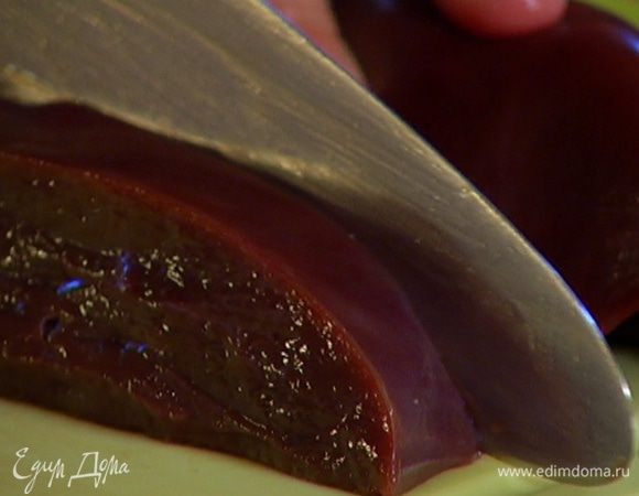 Печень вымыть, обсушить, удалить с нее пленки и толстые прожилки, а затем  нарезать толстыми ломтиками.