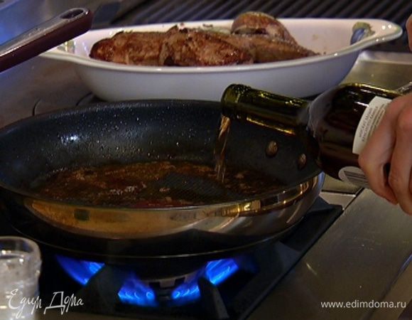 Приготовить соус: в сковороду, где жарилась печень, влить вино и уксус и уварить на треть. 