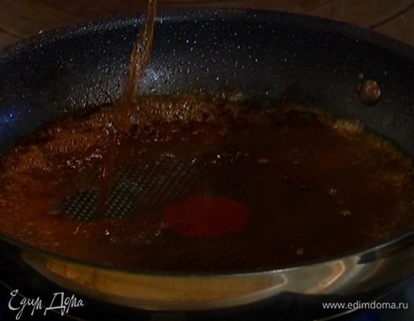 Добавить куриный бульон и уварить на сильном огне наполовину. 