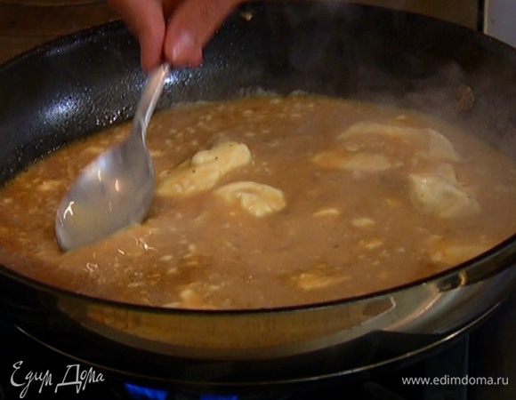 Ввести сметану и перемешать.