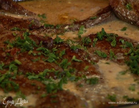 Выложить печень в сковороду с винным соусом, посыпать шалфеем и прогревать 3–5 минут.