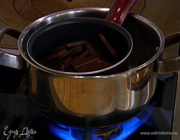 Шоколад поломать на кусочки и растопить на водяной бане.