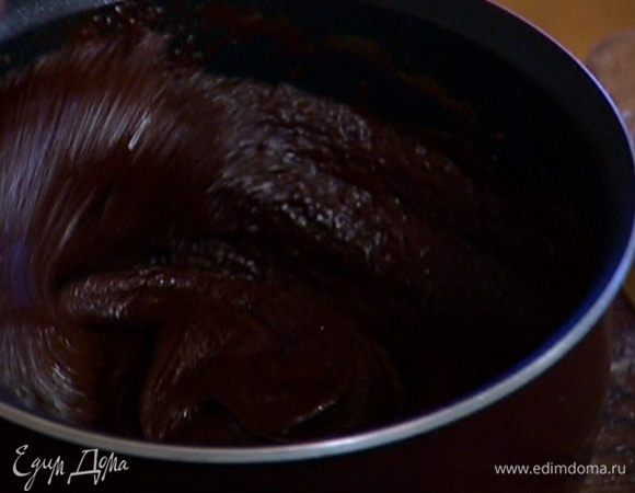 Снять кастрюлю с огня, влить сливки и виски и вымешать все в гладкую, блестящую массу (если она сразу не получится однородной, вернуть ненадолго на водяную баню).