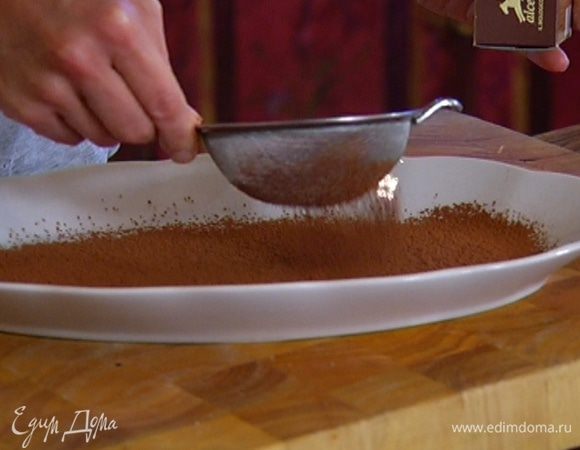 Какао просеять через сито на блюдо.