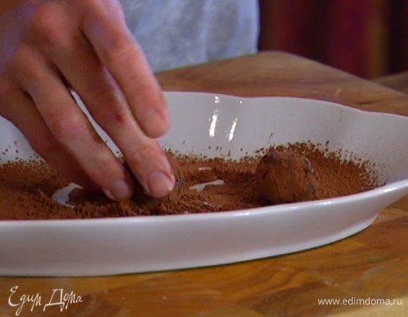 Набирать остывшую шоколадную массу ложкой, руками формировать небольшие шарики и обваливать в какао.