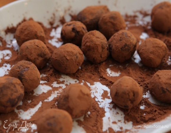 Хранить конфеты в холодильнике.