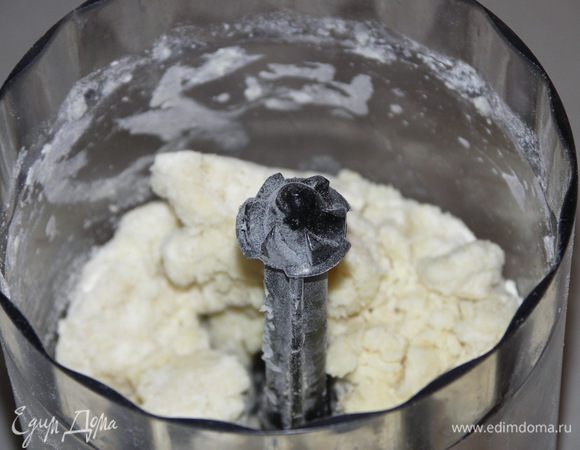 Масло растереть с мукой.Я сделала это в блендере.