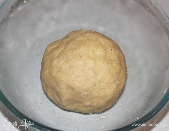 Пересыпать крошку в миску.Добавить пряности,соль и желток.Вымесить тесто до однородности.Если вдруг покажется что не хватает жидкости для замеса,можно добавить буквально 1 ч.л. молока.