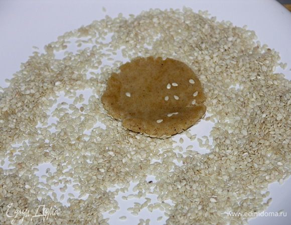 Шарики или плоские цилиндрики слегка расплющить на доске и обмакнуть в обсыпку.Вернее даже вдавить в обсыпку.