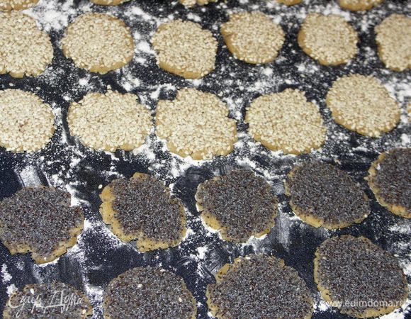 Выложить на противень чуть присыпанный мукой.