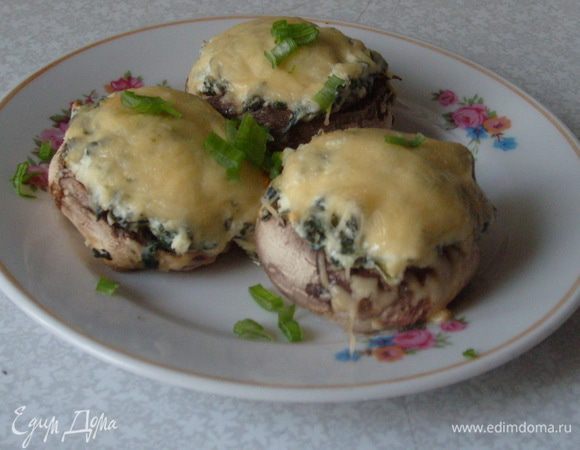 Разогреть духовку до 180 С.
Разморозить шпинат. Слить всю жидкость.
Грибы вымыть, почистить, удалить ножки.
В миске соединить шпинат, фету, творожный сыр, перемешать. При необходимости посолить (я не солю, т.к. соли хватает в сыре "Фета").
Наполнить шляпки грибов сырной начинкой, посыпать тертым твердым сыром (по вкусу).
Выложить на противень, запекать 15-20 мин. до румяной корочки.
Готовится очень быстро. Приятного аппетита...