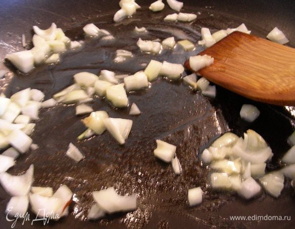 Лук режем кубиками. В сковороде разогреваем 30 г сливочного масла и обжариваем лук минуты 3.
